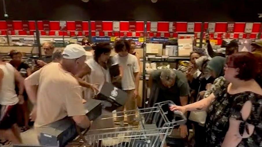 Покупатели в магазине Lidl в пригороде Парижа устроили драку за кондиционеры и вентиляторы Покупатели в магазине Lidl в пригороде Парижа устроили драку за кондиционеры и вентиляторы - РИА Новости, 1920, 02.07.2026
