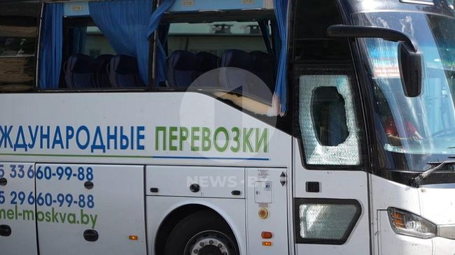 Последствия атаки дрона ВСУ на автобус на границе Белоруссии и России