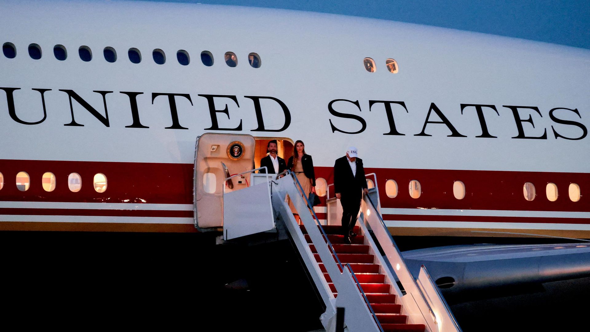 Президент США Дональд Трамп выходит из самолета, подаренного правительством Катара Президент США Дональд Трамп выходит из самолета, подаренного правительством Катара - РИА Новости, 1920, 09.07.2026