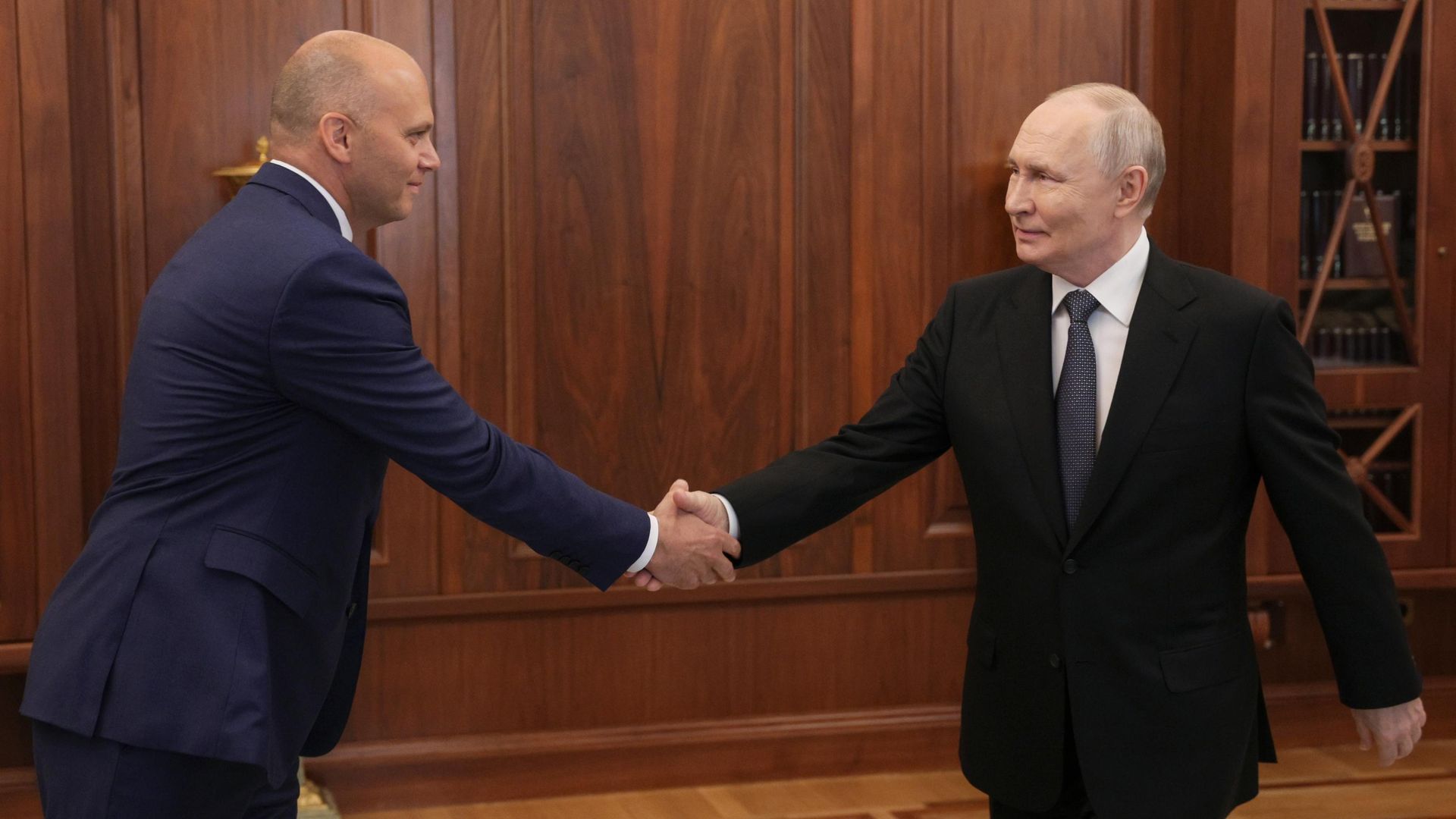 Президент РФ Владимир Путин и губернатор Калининградской области Алексей Беспрозванных во время встречи в Москве. 2 июля 2026 - РИА Новости, 1920, 02.07.2026