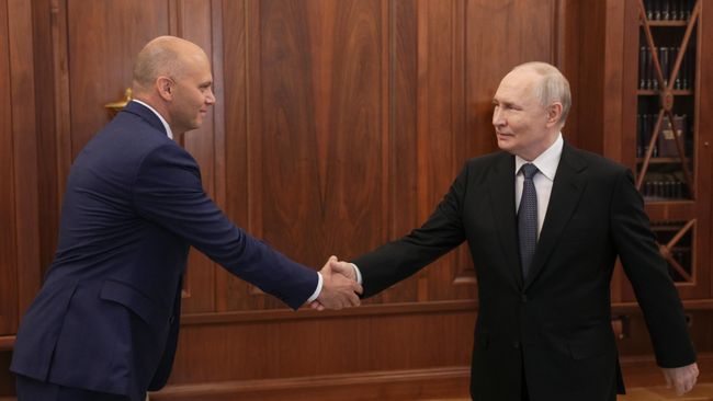 Президент РФ Владимир Путин и губернатор Калининградской области Алексей Беспрозванных во время встречи в Москве. 2 июля 2026