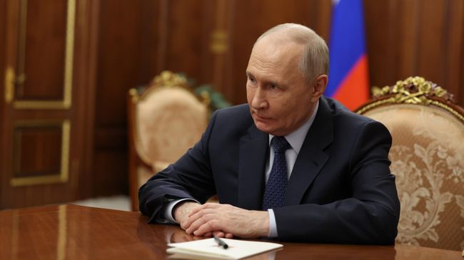 Владимир Путин во время встречи с президентом – председателем правления Банка ВТБ Андреем Костиным. 3 июля 2026 Владимир Путин во время встречи с президентом – председателем правления Банка ВТБ Андреем Костиным. 3 июля 2026