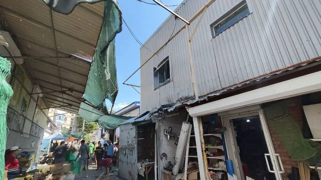 Последствия удара по рынку в Токмаке