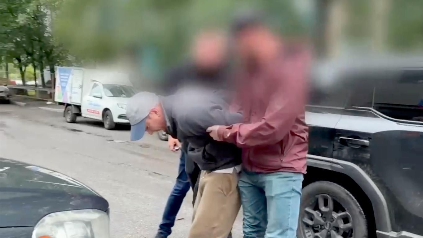 Задержание подозреваемого в убийстве девочки в Ленинградской области. Кадр видео Задержание подозреваемого в убийстве девочки в Ленинградской области. Кадр видео - РИА Новости, 1920, 06.07.2026