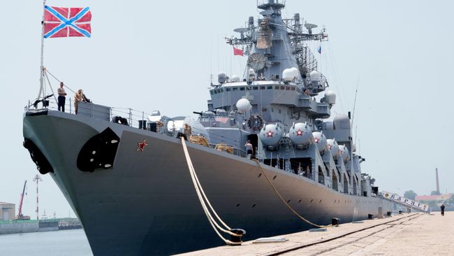 Гвардейский ракетный крейсер Варяг, прибывший в составе отряда кораблей Тихоокеанского флота РФ на военно-морскую базу города Циндао восточной китайской провинции Шаньду