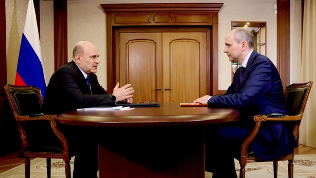 Председатель правительства РФ Михаил Мишустин и губернатор Свердловской области Денис Паслер во время встречи в Екатеринбурге. 5 июля 2026