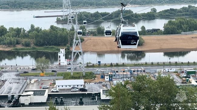 Кабинки с людьми застряли на канатной дороге в Нижнем Новгороде из-за непогоды