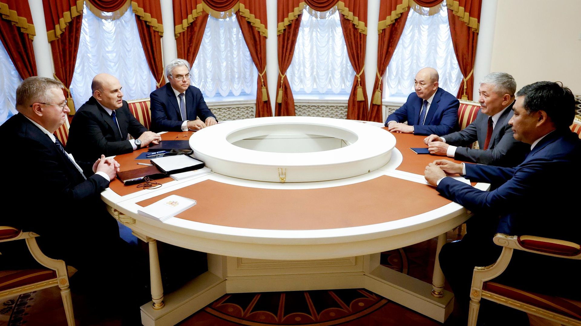 Председатель правительства РФ Михаил Мишустин и председатель кабинета министров Кыргызской Республики Адылбек Касымалиев во время встречи в Екатеринбурге. 5 июля 2026 Председатель правительства РФ Михаил Мишустин и председатель кабинета министров Кыргызской Республики Адылбек Касымалиев во время встречи в Екатеринбурге. 5 июля 2026 - РИА Новости, 1920, 05.07.2026