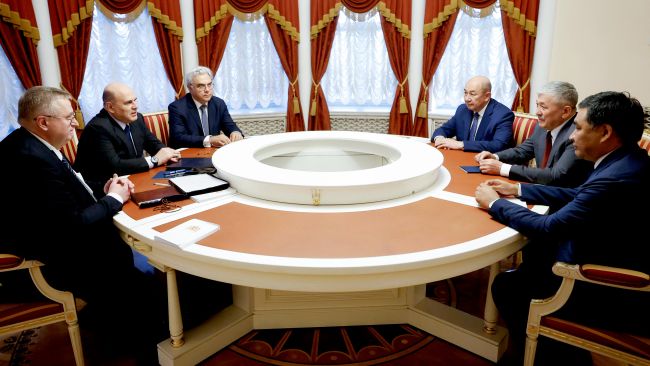 Председатель правительства РФ Михаил Мишустин и председатель кабинета министров Кыргызской Республики Адылбек Касымалиев во время встречи в Екатеринбурге. 5 июля 2026