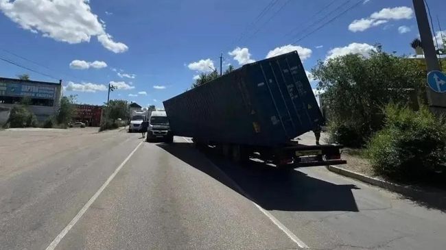Последствия падения контейнера с прицепа грузовика на рейсовый автобус в Улан-Удэ. 6 июля 2026