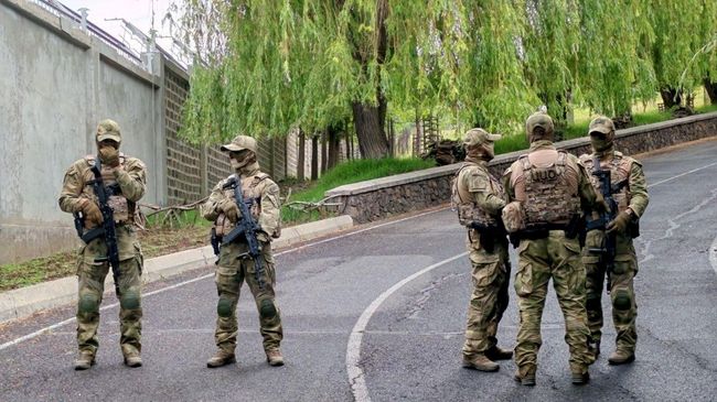 Сотрудники СНБ на территории особняка Гагика Царукяна