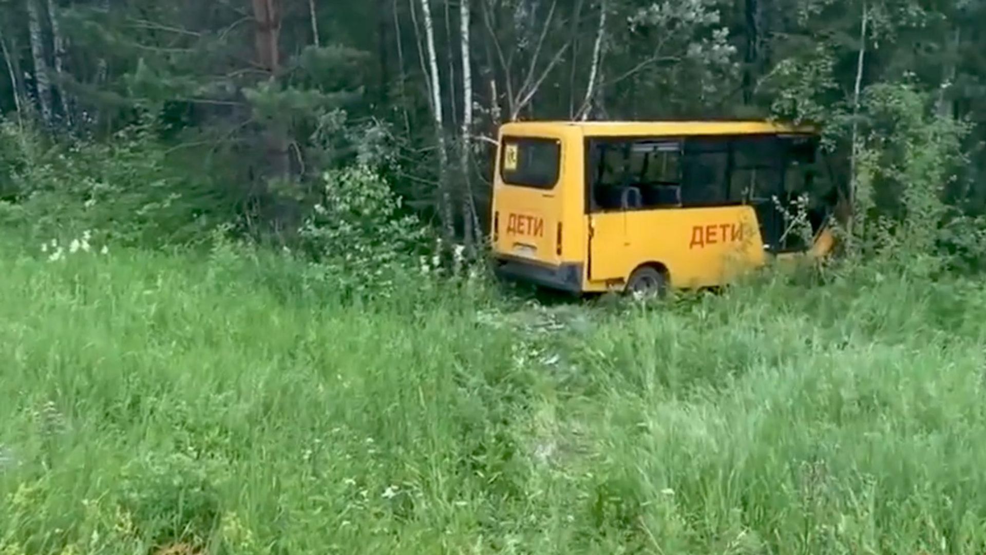 Последствия ДТП с участием школьного автобуса на трассе Сибирь в Приангарье - РИА Новости, 1920, 06.07.2026