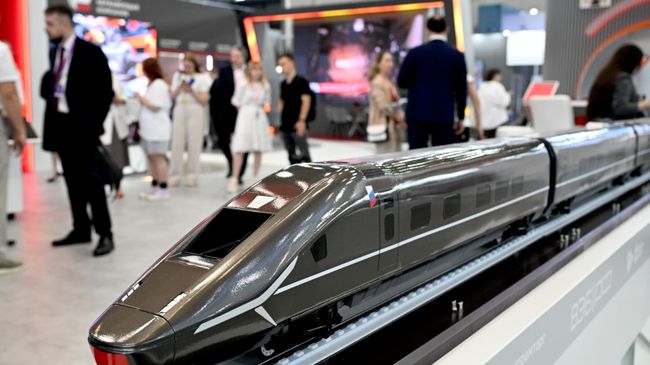 Модель российского поезда для высокоскоростной железнодорожной магистрали на выставке Иннопром в Екатеринбурге