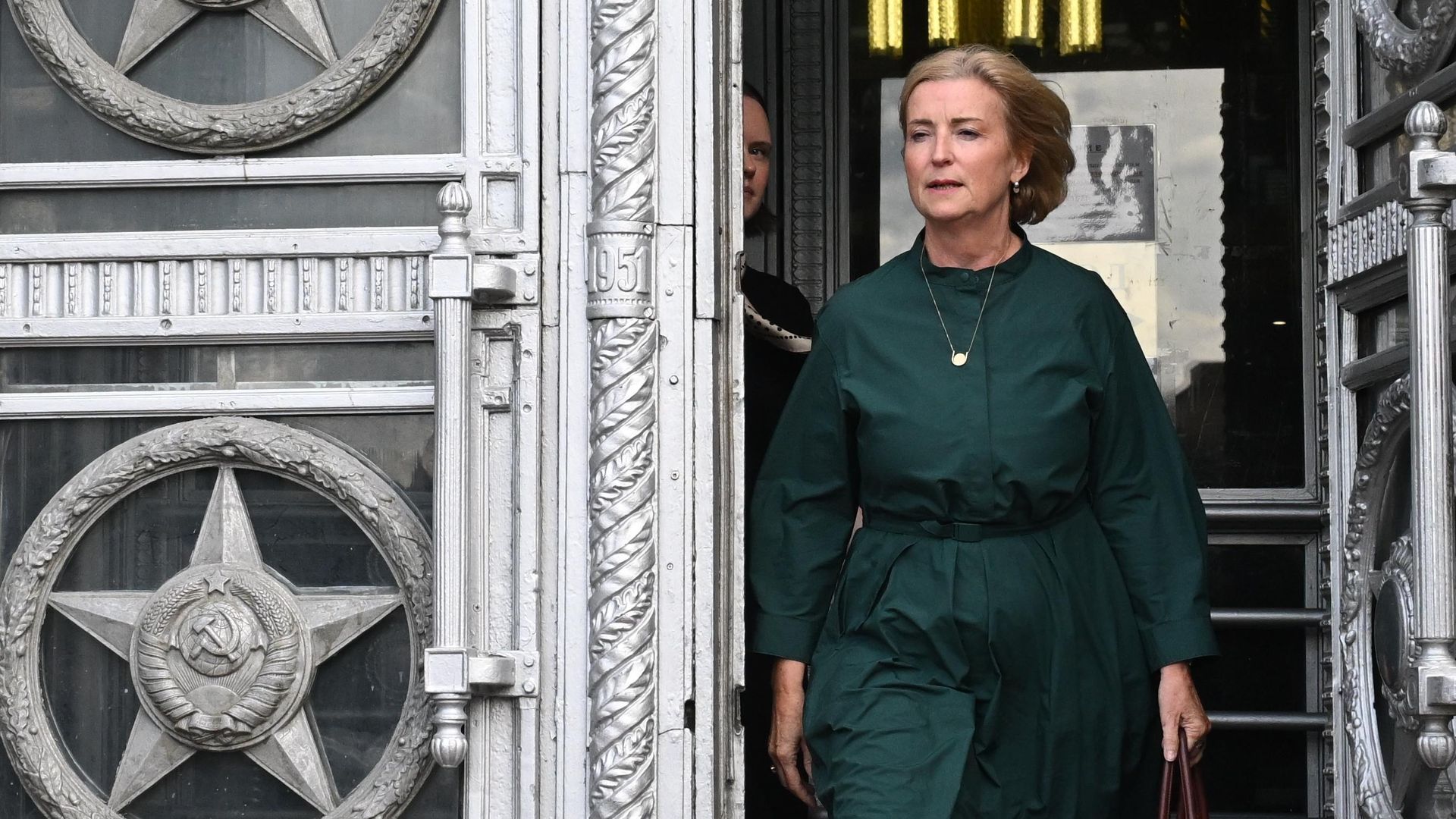 Посол Швеции Анна Кристина Тереса Юханнессон покидает здание Министерства иностранных дел России. 6 июля 2026 года - РИА Новости, 1920, 06.07.2026