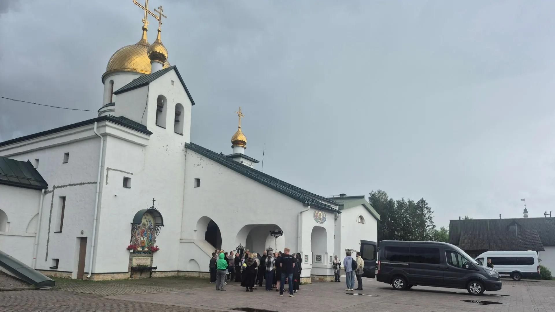 Прощание с убитой 12-летней девочкой в Петербурге Прощание с убитой 12-летней девочкой в Петербурге - РИА Новости, 1920, 06.07.2026