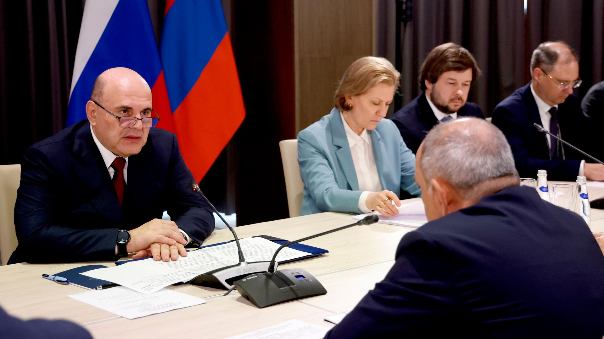 Председатель правительства РФ Михаил Мишустин во время встречи с премьер-министром Армении Николом Пашиняном в Екатеринбурге Председатель правительства РФ Михаил Мишустин во время встречи с премьер-министром Армении Николом Пашиняном в Екатеринбурге - РИА Новости, 1920, 06.07.2026