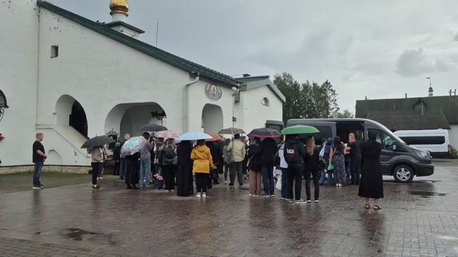 Прощание с убитой 12-летней девочкой в Петербурге