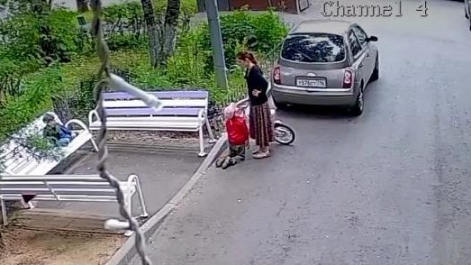 Мать заставила сына встать на колени в парке на северо-востоке Москвы Мать заставила сына встать на колени в парке на северо-востоке Москвы - РИА Новости, 1920, 06.07.2026