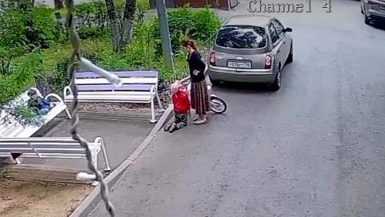Мать заставила сына встать на колени в парке на северо-востоке Москвы - РИА Новости, 1920, 07.07.2026