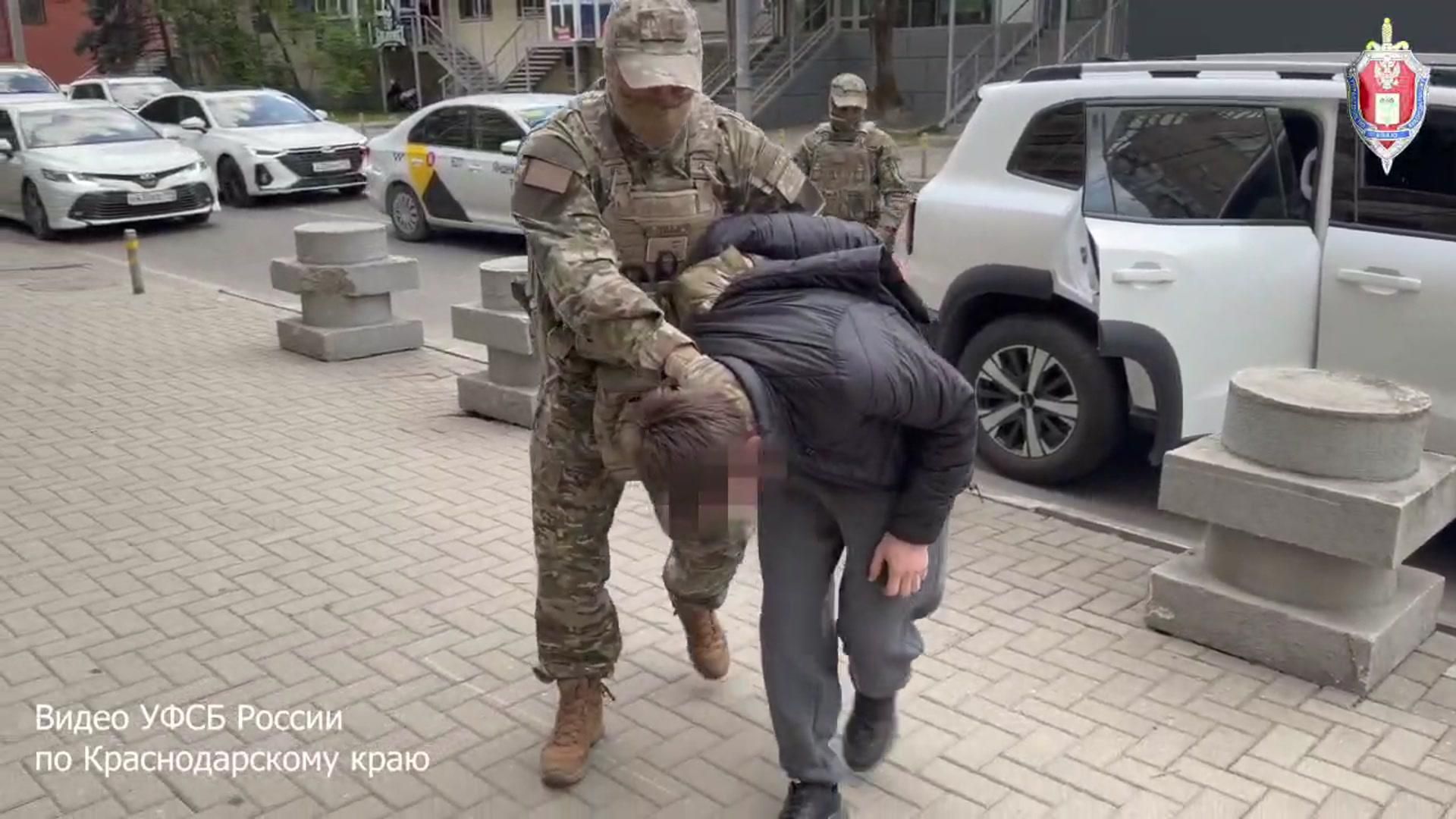 Кадры задержания жителя Геленджика, обвиняемого в передаче информации СБУ Кадры задержания жителя Геленджика, обвиняемого в передаче информации СБУ - РИА Новости, 1920, 07.07.2026