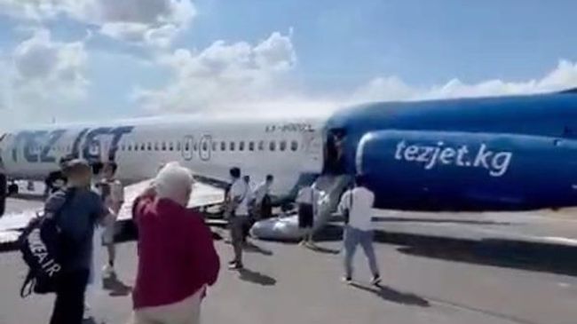В аэропорту Бишкека аварийно приземлился самолет авиакомпании TezJet В аэропорту Бишкека аварийно приземлился самолет авиакомпании TezJet