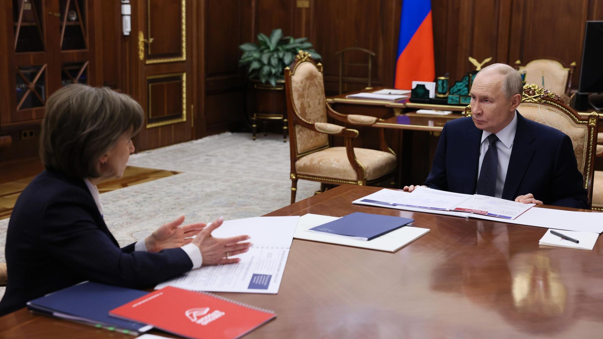Президент РФ Владимир Путин и генеральный директор АО Российский экспортный центр Вероника Никишина во время встречи - РИА Новости, 1920, 07.07.2026