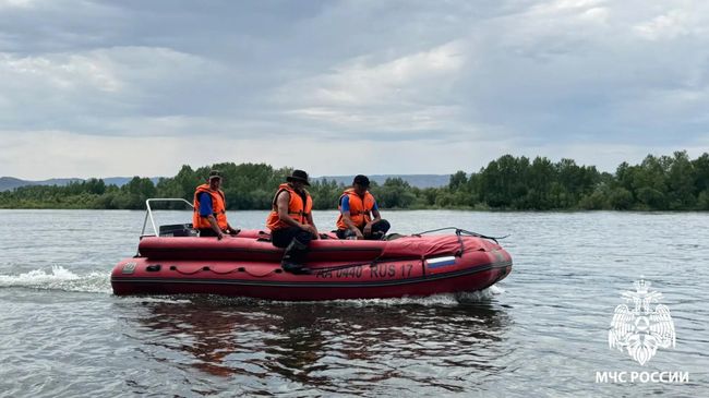 Сотрудники МЧС участвуют в поисках пропавших девочек в Кызыле
