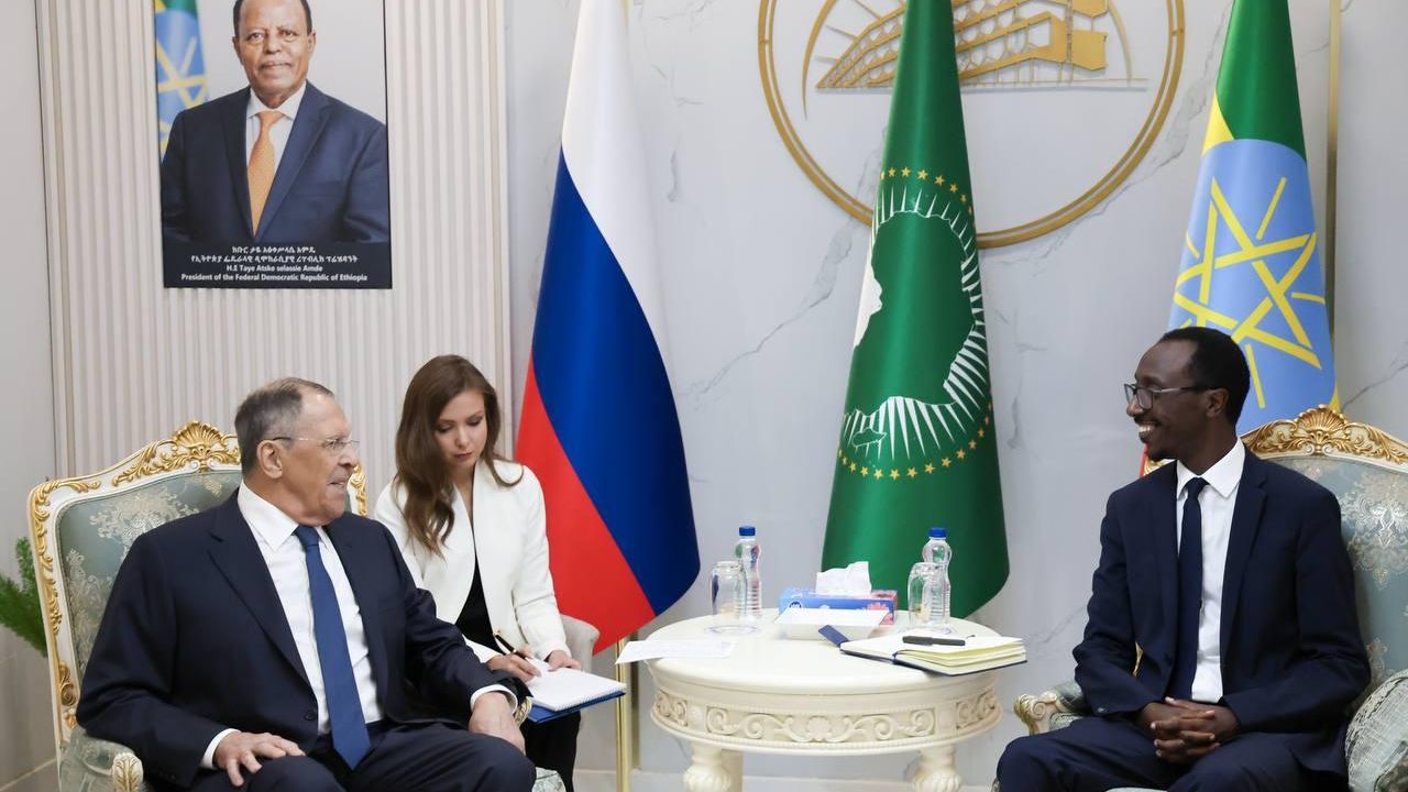 Министр иностранных дел РФ Сергей Лавров и глава МИД Эфиопии Гидеон Тимотеос во время встречи в Аддис-Абебе. 7 июля 2026 Министр иностранных дел РФ Сергей Лавров и глава МИД Эфиопии Гидеон Тимотеос во время встречи в Аддис-Абебе. 7 июля 2026 - РИА Новости, 1920, 07.07.2026