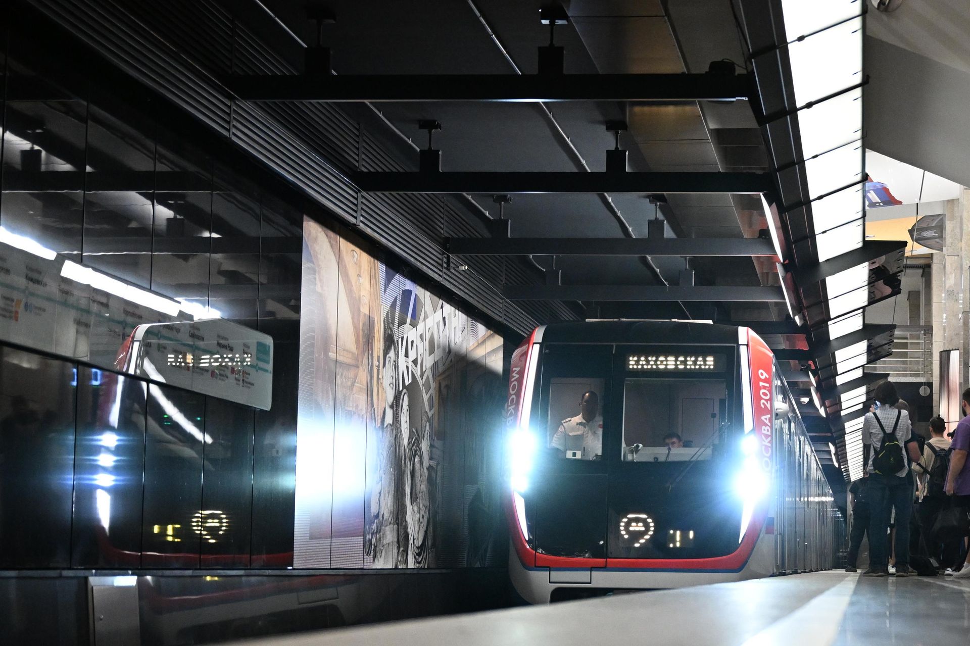 Поезд Москва-2019 на станции метро Сокольники Большой кольцевой линии Московского метрополитена Поезд Москва-2019 на станции метро Сокольники Большой кольцевой линии Московского метрополитена - РИА Новости, 1920, 07.07.2026