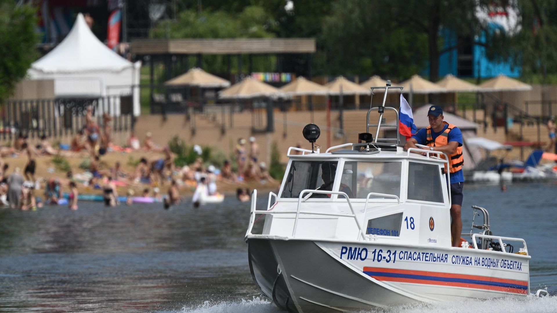 Дежурство спасателей на пляже в Москве Дежурство спасателей на пляже в Москве - РИА Новости, 1920, 14.08.2026