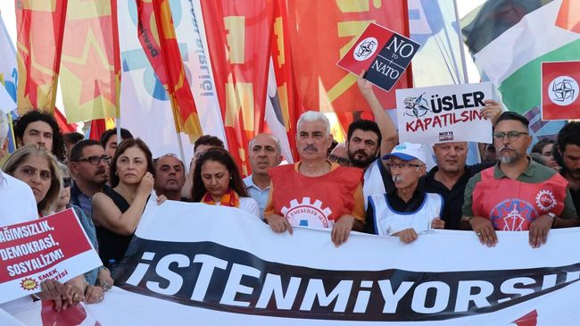 Активисты платформы Труд и демократия во время марша против саммита НАТО  