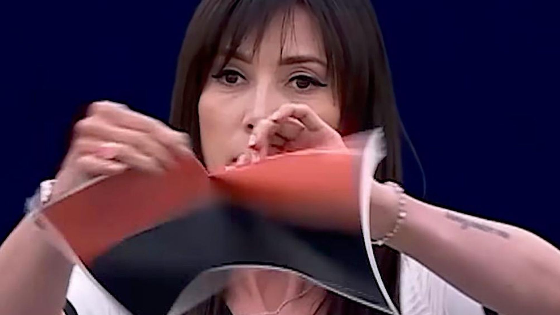 Ева Зайончковская-Герник разорвала флаг ОУН*-УПА* во время дебатов в Европарламенте Ева Зайончковская-Герник разорвала флаг ОУН*-УПА* во время дебатов в Европарламенте - РИА Новости, 1920, 08.07.2026