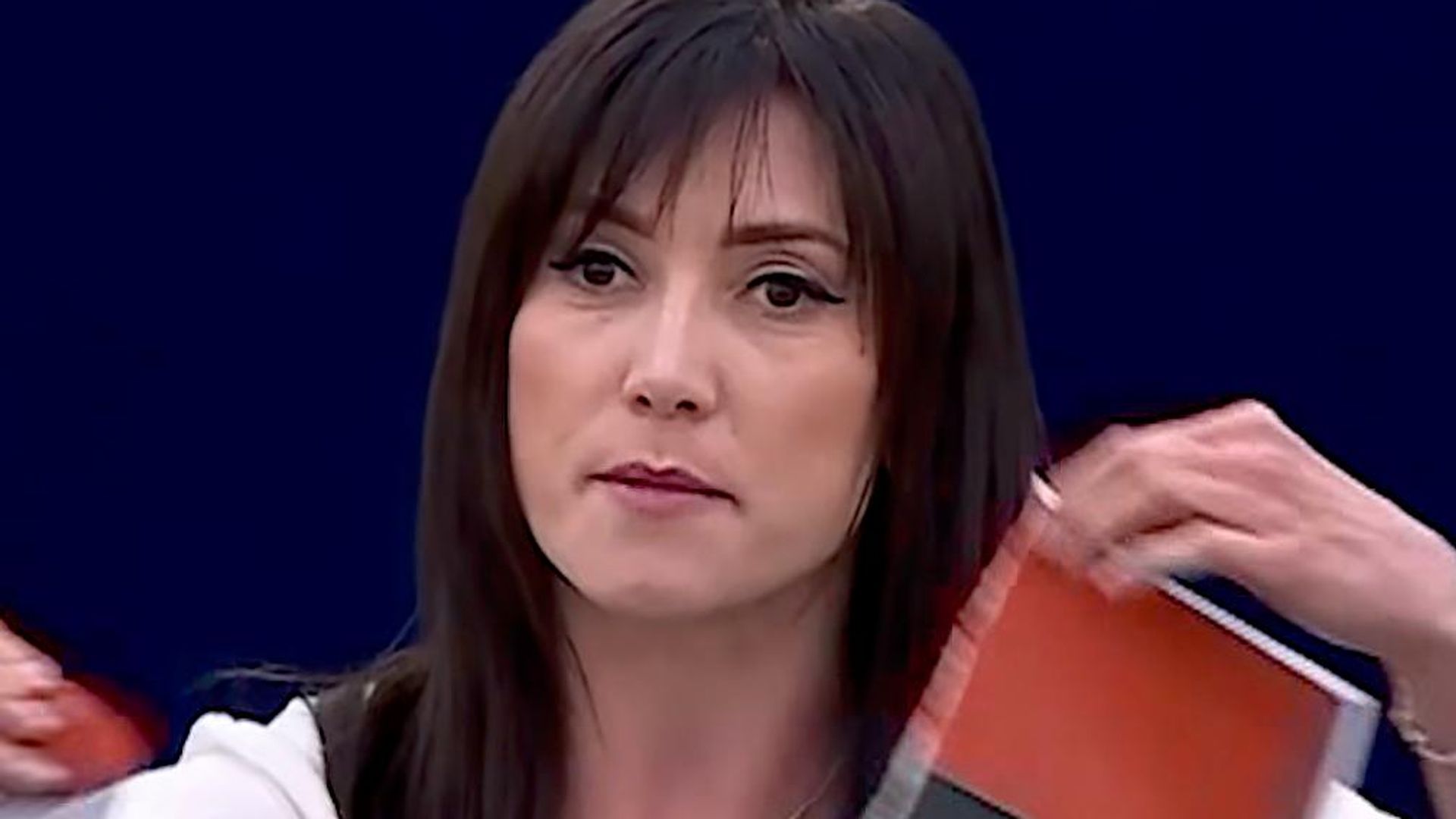 Ева Зайончковская-Герник разорвала флаг ОУН*-УПА* во время дебатов в Европарламенте Ева Зайончковская-Герник разорвала флаг ОУН*-УПА* во время дебатов в Европарламенте - РИА Новости, 1920, 08.07.2026