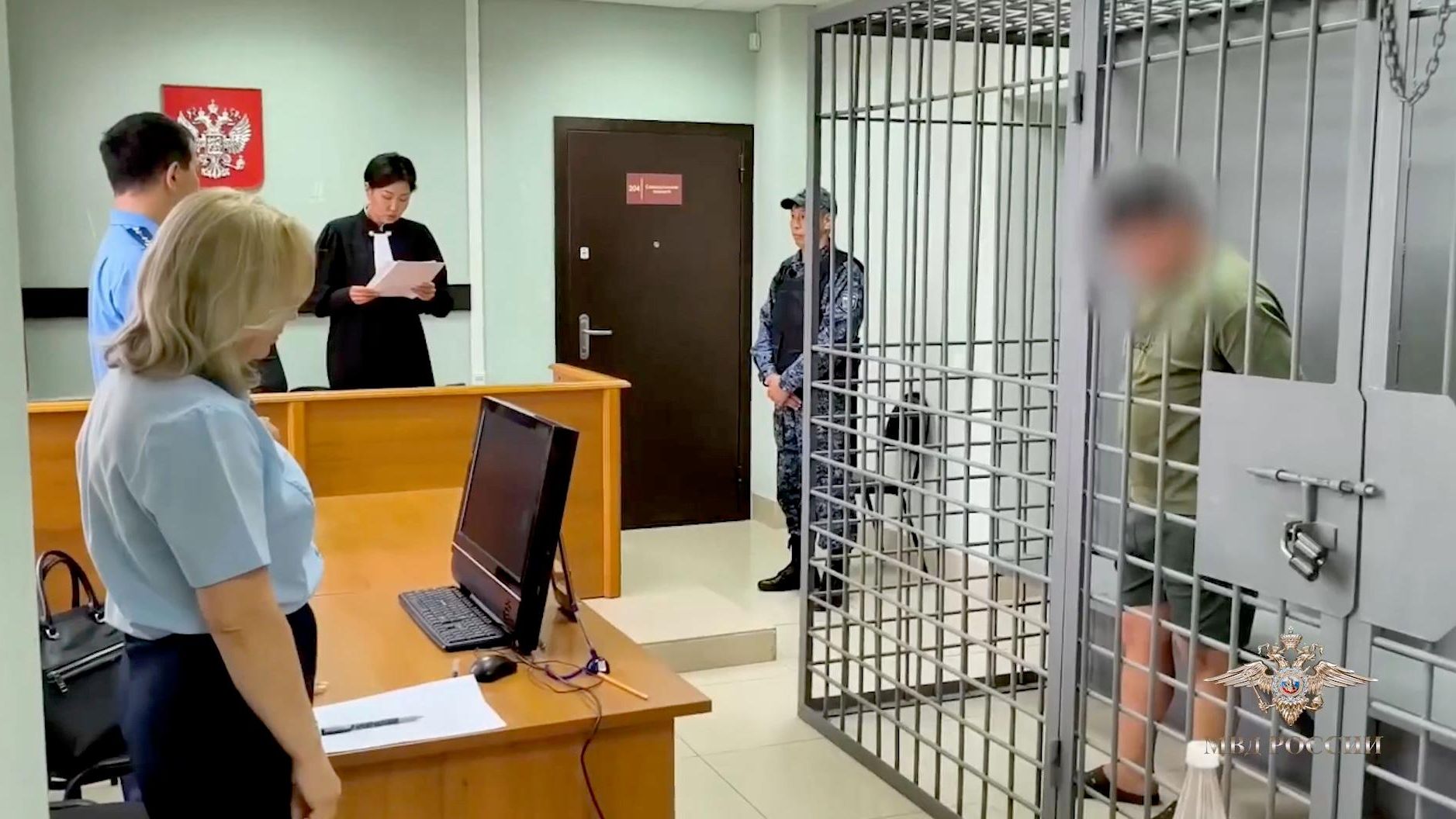 Суд в Иркутской области арестовал водителя, который угрожал полицейскому на АЗС поселка Усть-Ордынский. Кадр видео - РИА Новости, 1920, 08.07.2026