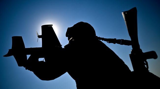Российский военный с дроном-перехватчиком Елка