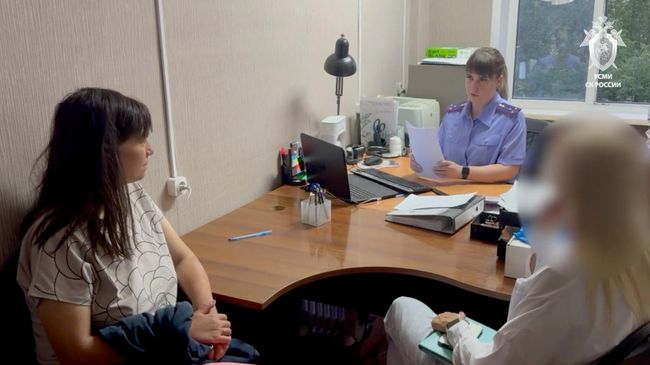 Задержание подозреваемой в убийстве дочери в Ачинске. Кадр видео