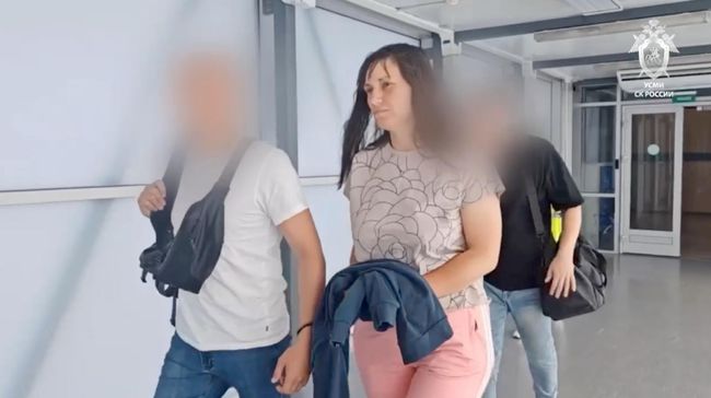 Задержание подозреваемой в убийстве дочери в Ачинске. Кадр видео