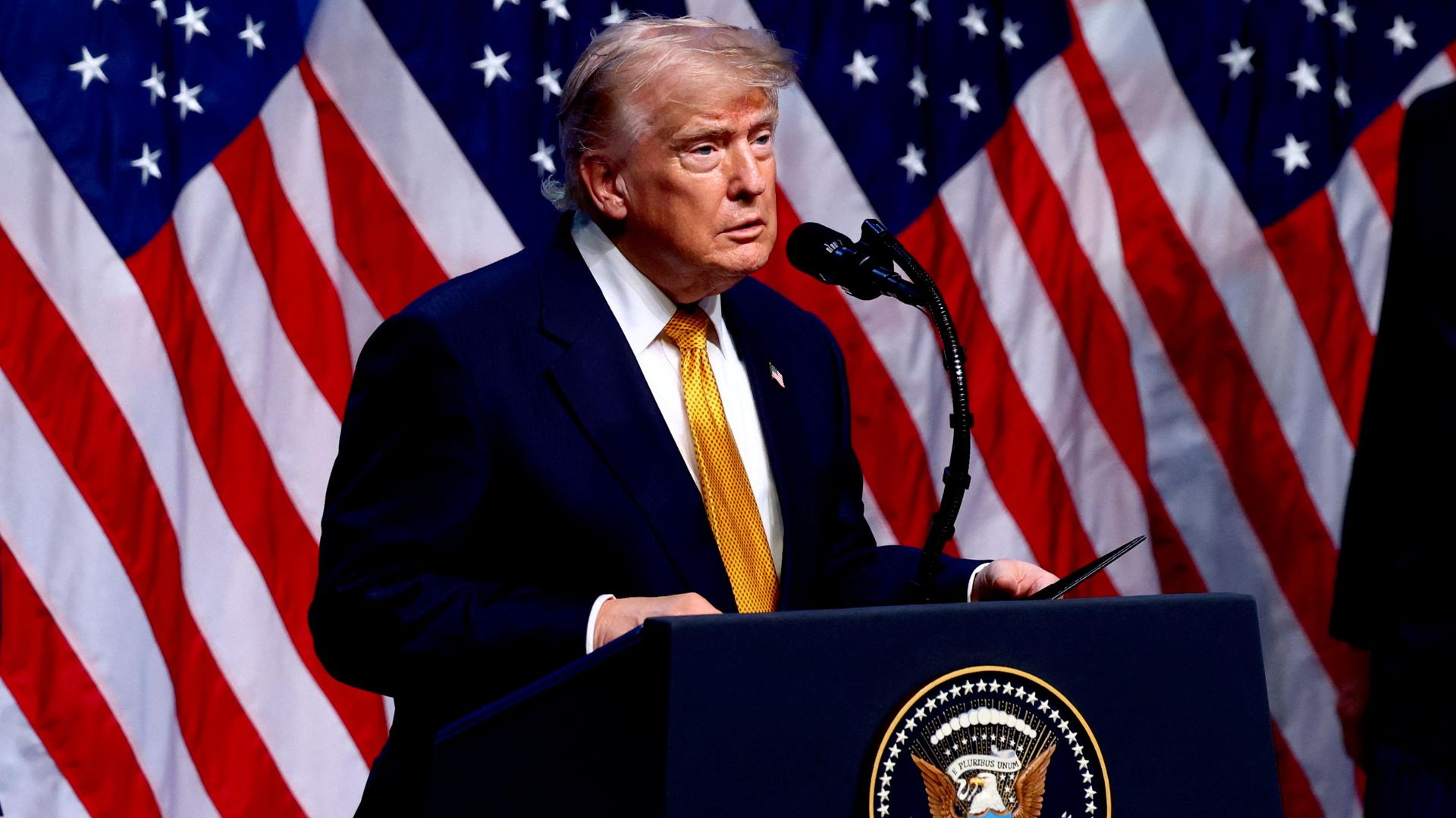 Президент США Дональд Трамп общается с представителями СМИ по завершении саммита лидеров стран НАТО в Анкаре Президент США Дональд Трамп общается с представителями СМИ по завершении саммита лидеров стран НАТО в Анкаре - РИА Новости, 1920, 08.07.2026