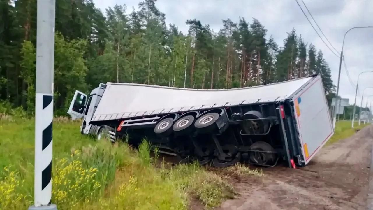 Последствия ДТП на трассе М-10 Россия в Вышневолоцком округе в Твери. 9 июля 2026 Последствия ДТП на трассе М-10 Россия в Вышневолоцком округе в Твери. 9 июля 2026 - РИА Новости, 1920, 09.07.2026