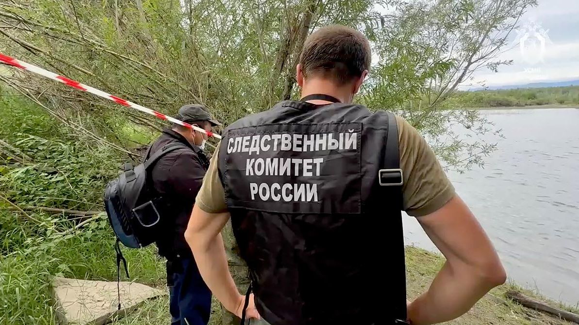 Сотрудник Следственного комитета России на месте обнаружения тел пропавших девочек в Туве - РИА Новости, 1920, 09.07.2026