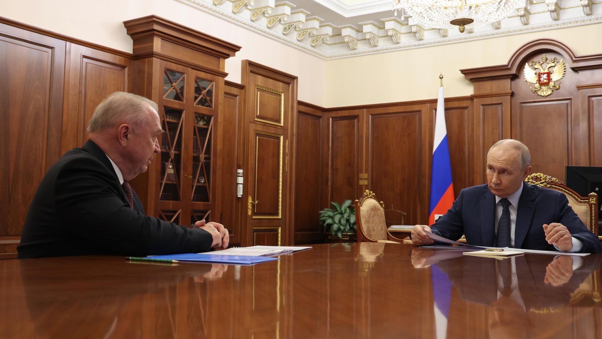 Президент Владимир Путин и президент Торгово-промышленной палаты РФ Сергей Катырин во время встречи Президент Владимир Путин и президент Торгово-промышленной палаты РФ Сергей Катырин во время встречи - РИА Новости, 1920, 09.07.2026