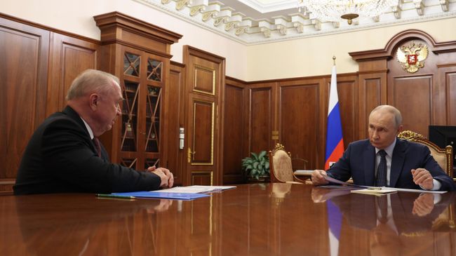 Президент Владимир Путин и президент Торгово-промышленной палаты РФ Сергей Катырин во время встречи