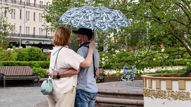 Пара под одним зонтом во время дождя