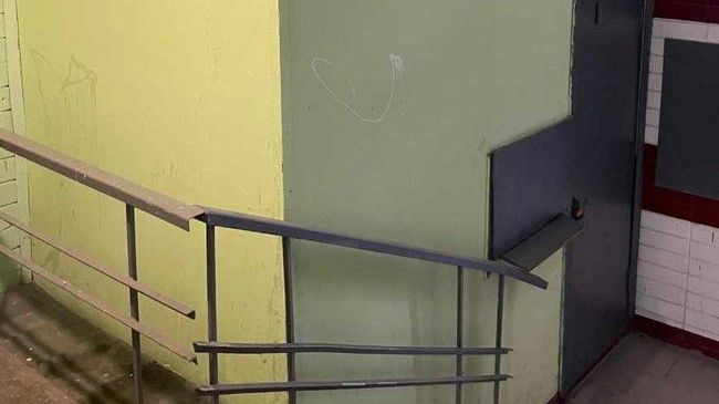 Незаконно установленная консьержная в подъезде дома в московском районе Метрогородок