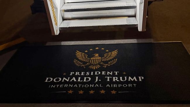Коврик с названием аэропорта в честь президента США Дональда Трампа