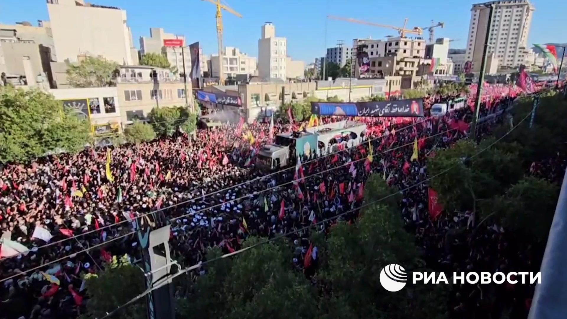 Десятки тысяч человек в ожидании церемонии погребения тела бывшего верховного лидера Али Хаменеи - РИА Новости, 1920, 09.07.2026