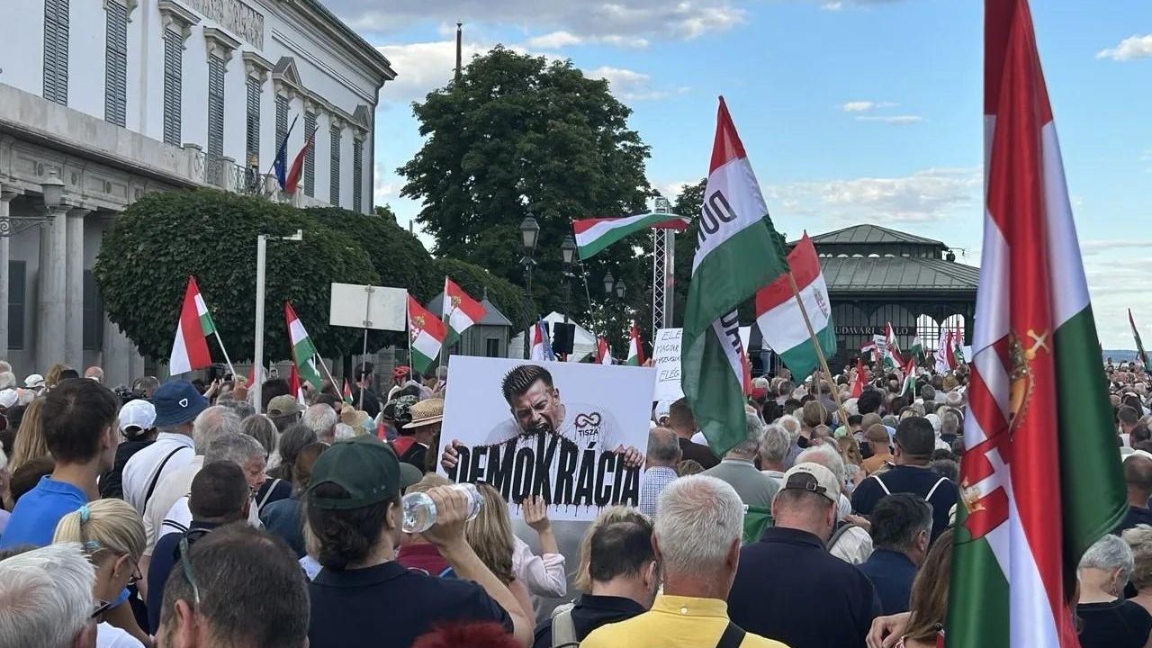 Митинг против произвола премьер-министра Венгрии Петера Мадьяра. 9 июля 2026 Митинг против произвола премьер-министра Венгрии Петера Мадьяра. 9 июля 2026 - РИА Новости, 1920, 09.07.2026