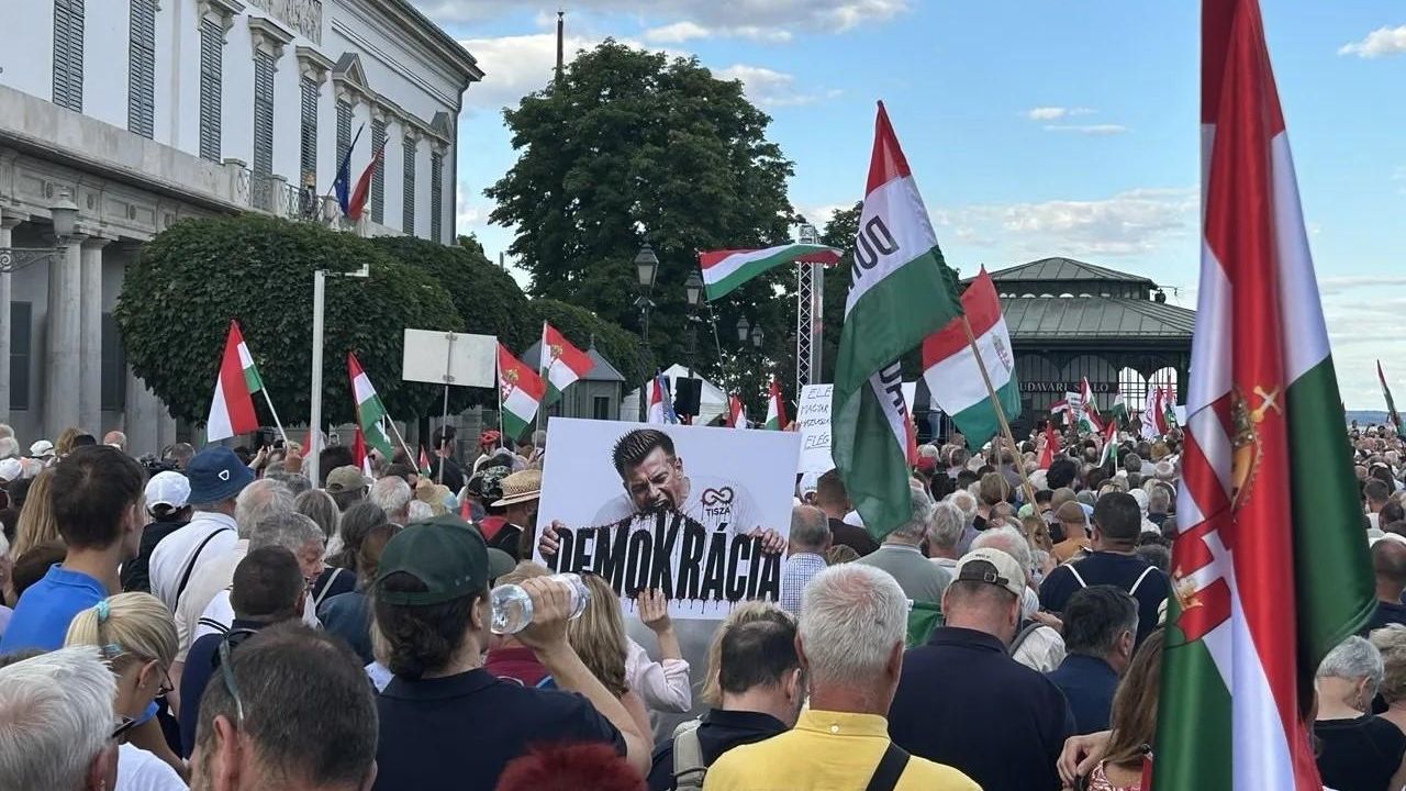 Митинг против произвола премьер-министра Венгрии Петера Мадьяра. 9 июля 2026 Митинг против произвола премьер-министра Венгрии Петера Мадьяра. 9 июля 2026 - РИА Новости, 1920, 09.07.2026