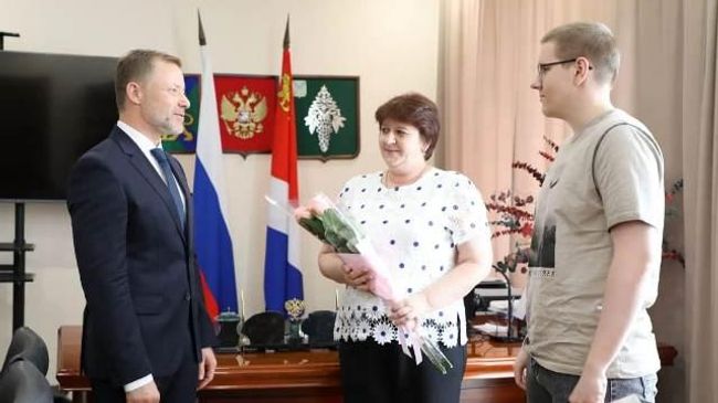 Председатель законодательного собрания Приморского края Антон Волошко поздравил школьника из села Чугуевка Романа Каленюка, который получил высокий балл на ЕГЭ