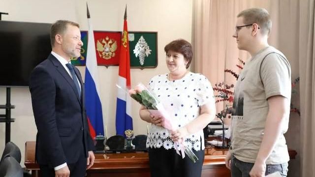 Председатель законодательного собрания Приморского края Антон Волошко поздравил школьника из села Чугуевка Романа Каленюка, который получил высокий балл на ЕГЭ Председатель законодательного собрания Приморского края Антон Волошко поздравил школьника из села Чугуевка Романа Каленюка, который получил высокий балл на ЕГЭ - РИА Новости, 1920, 10.07.2026